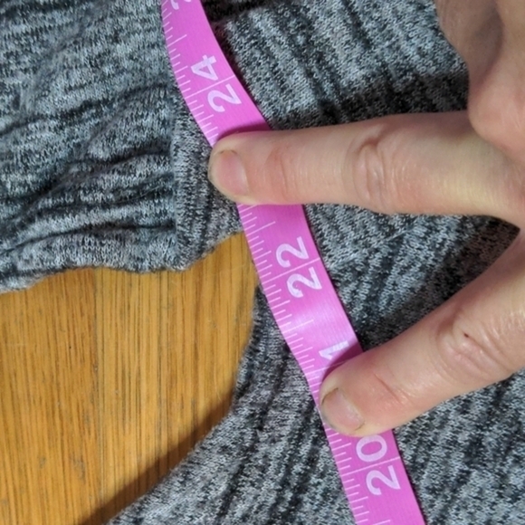 Green Envelope Large Black & Gray Cozy V-Neck‎ Sweater - Picture 7 of 8